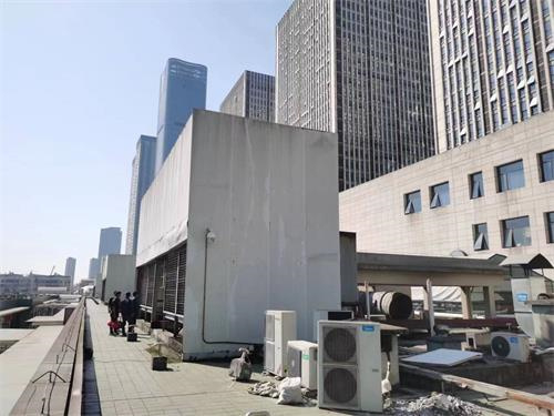 閉式冷卻塔使用中冷水機組壓力高的解決方案(閉式冷